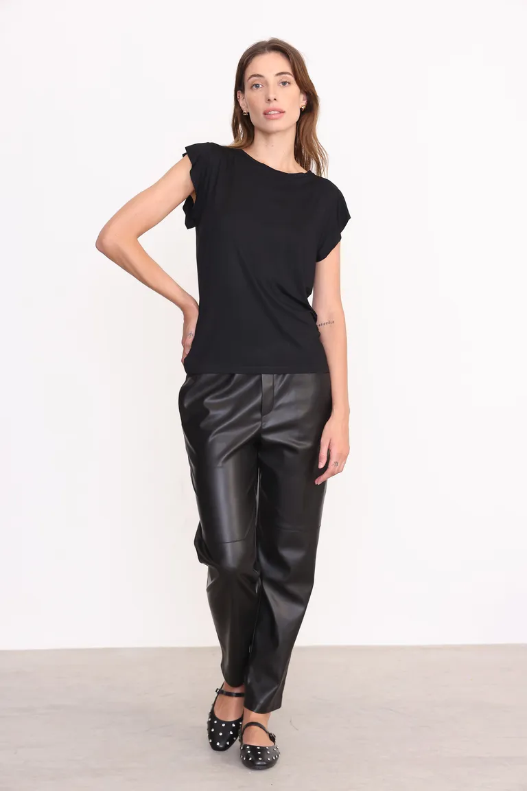 Remera clásica de escote redondo con detalles en las mangas, disponible en tallas 40 a 52 de Yagmour en Remeras para argentina