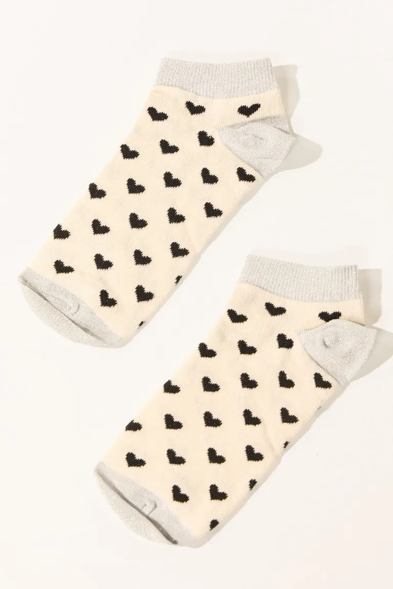 Elegantes calcetines femeninos con diseño de corazones negros de Cuesta Blanca en Ropa Interior y Medias para argentina
