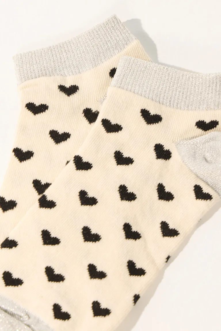 Elegantes calcetines femeninos con diseño de corazones negros de Cuesta Blanca en Ropa Interior y Medias para argentina