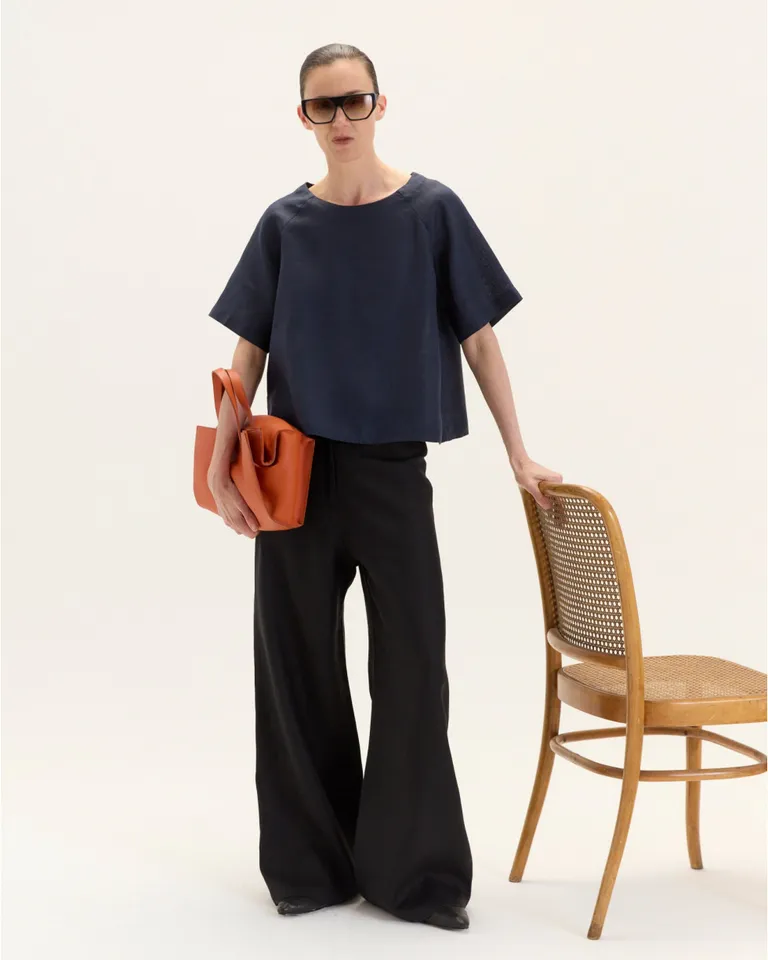 Top de Corte Minimalista con Detalles Distintivos en la Espalda de Blue Sheep en Tops para argentina