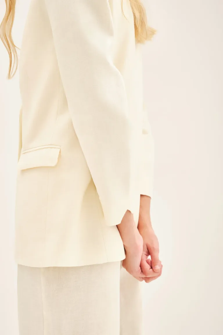 Blazer blanco de corte recto y detalles elegantes de Rapsodia en Blazers para argentina