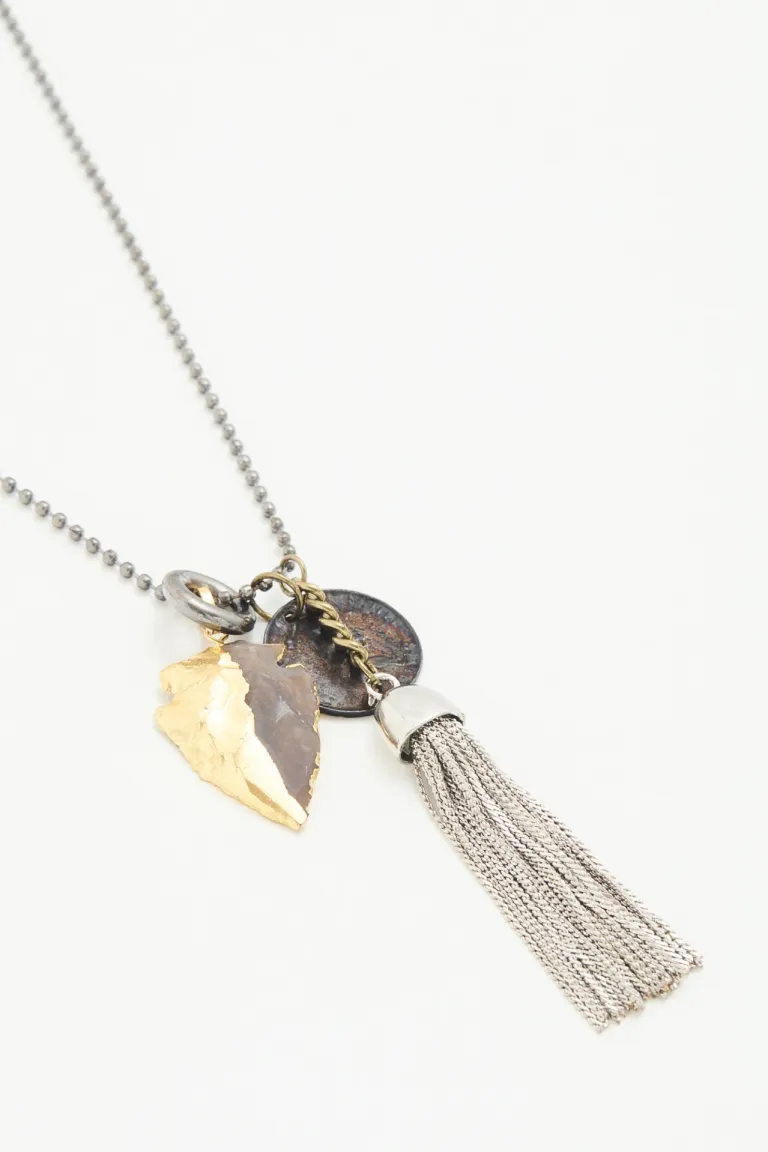 Collar de cadenita de bolitas con dije de moneda oxidada, punta de flecha y borla de Rapsodia en Bijouterie para argentina