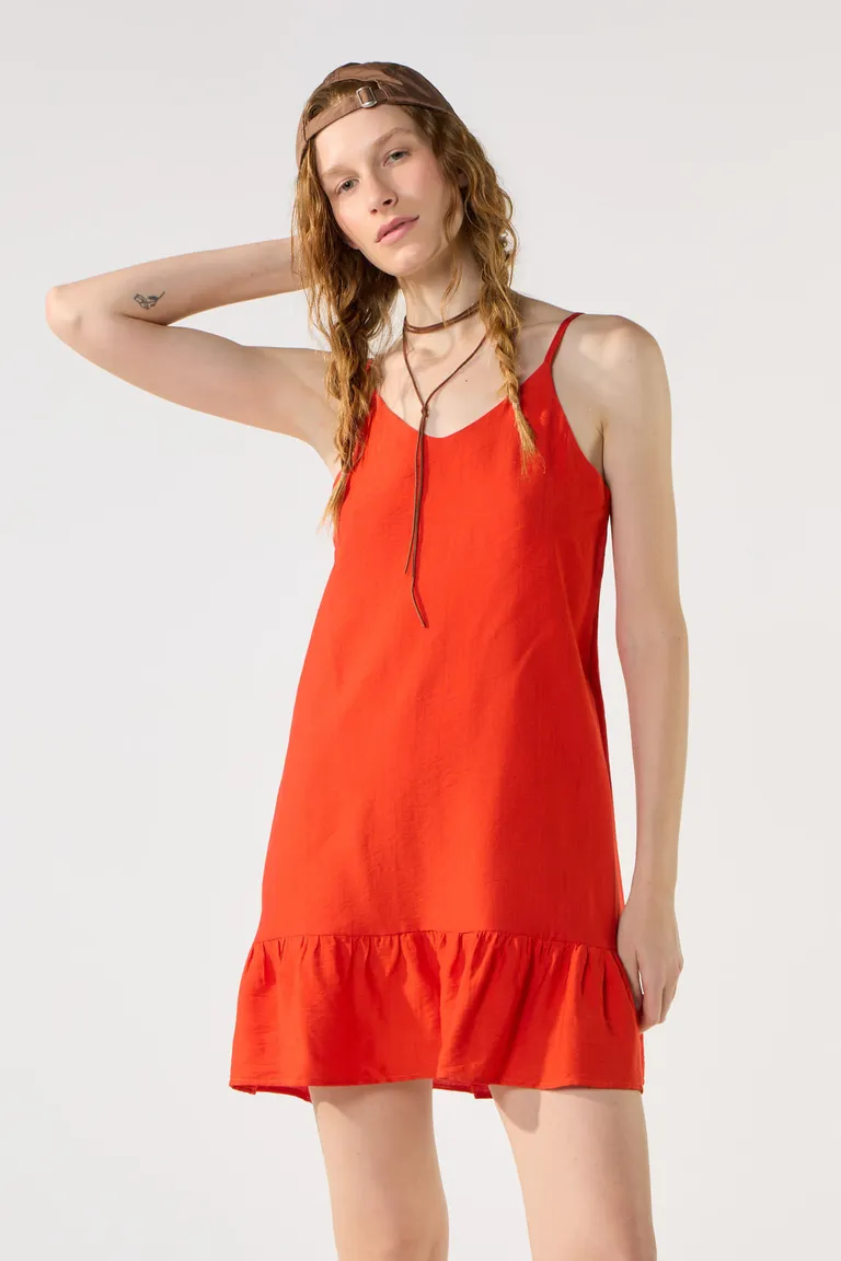 Vestido corto con volados en la parte inferior, ideal para ocasiones casuales y de noche de Cuesta Blanca en Vestidos para argentina