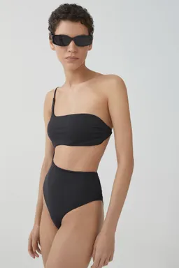 Traje baño asimétrico abertura de Mango en Swimwear y Beachwear para argentina