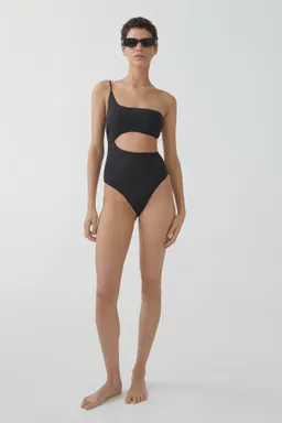 Traje baño asimétrico abertura de Mango en Swimwear y Beachwear para argentina