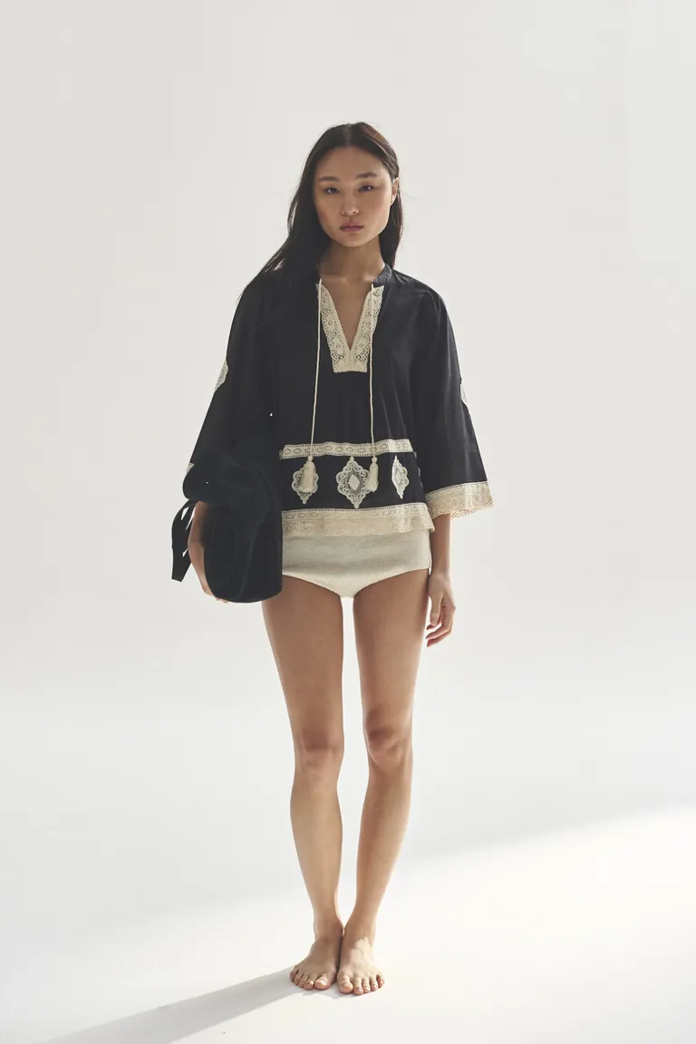 Blusa negra de corte sencillo y elegante para un estilo femenino y contemporáneo de Akiabara en Blusas para argentina