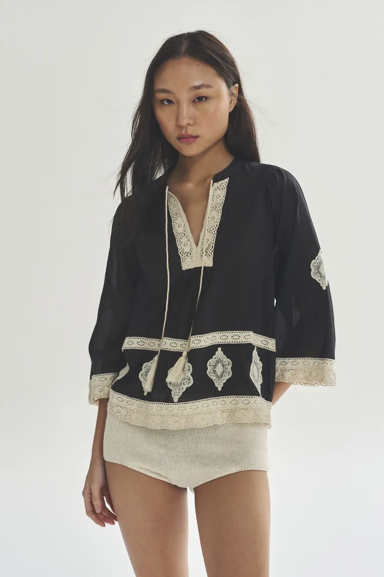 Blusa negra de corte sencillo y elegante para un estilo femenino y contemporáneo de Akiabara en Blusas para argentina