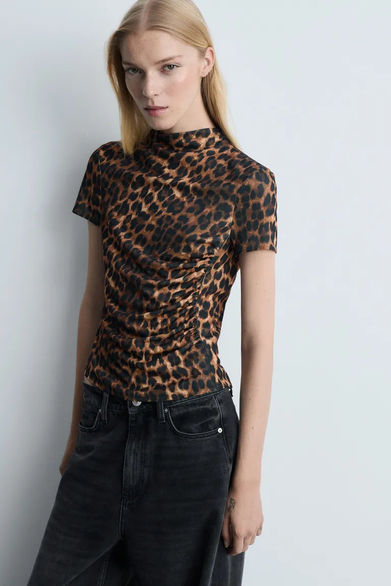 Remera leopardo fruncida de Mango en Remeras para argentina