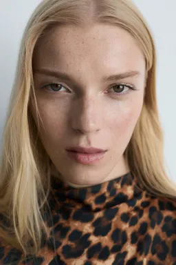 Remera leopardo fruncida de Mango en Remeras para argentina