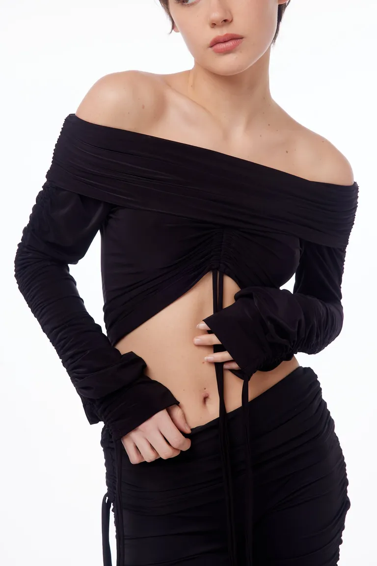 Top de manga larga en microfibra negra con cuello bote flexible y tiras ajustables de Black Mamba en Tops para argentina