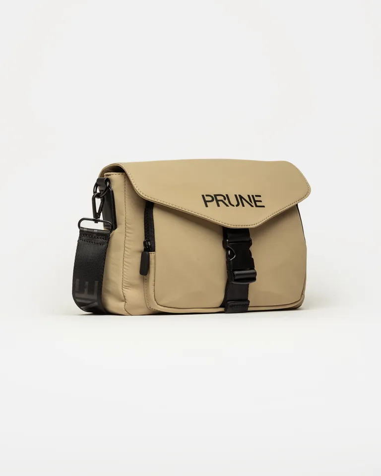 Bandolera estilo messenger con solapa en punta y cierre de hebilla regulable de Prüne en Bolsos y Carteras para argentina