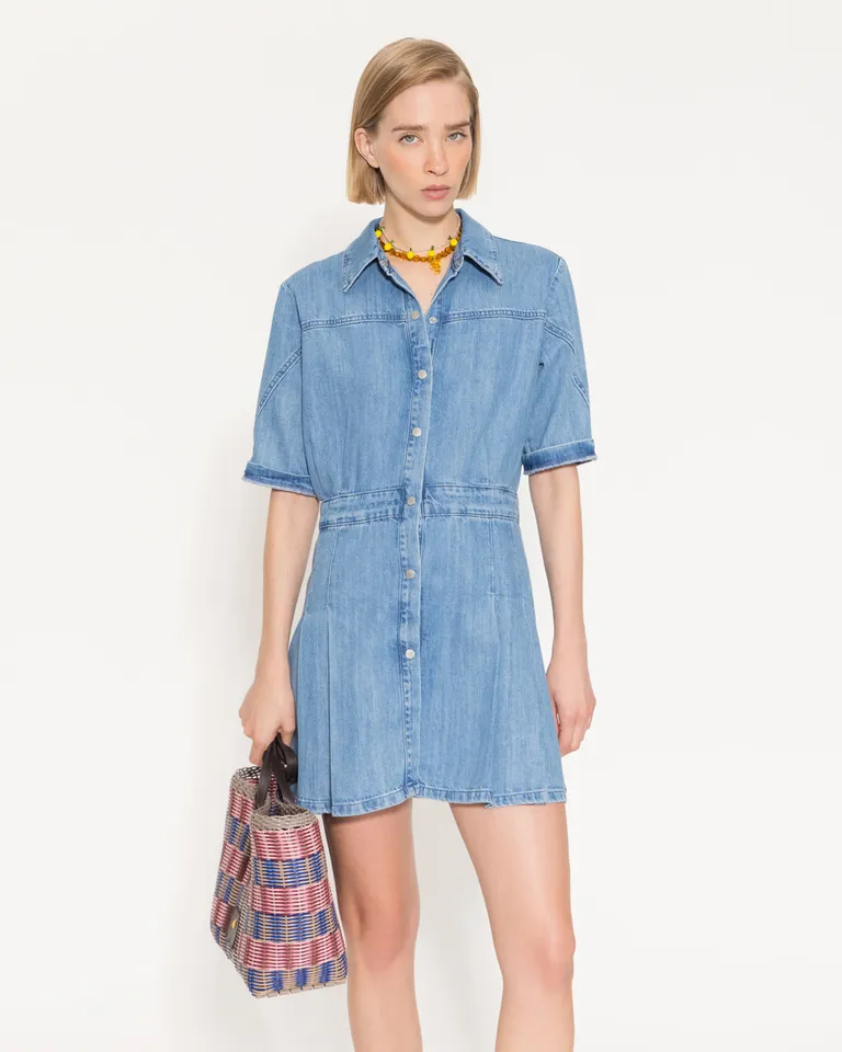 Vestido de denim con manga corta y falda tableada para un look casual y versátil de Jazmin Chebar en Vestidos para argentina