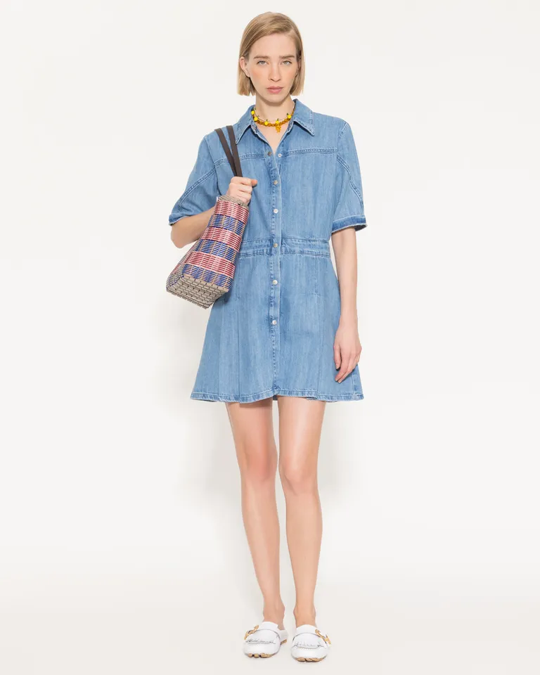 Vestido de denim con manga corta y falda tableada para un look casual y versátil de Jazmin Chebar en Vestidos para argentina