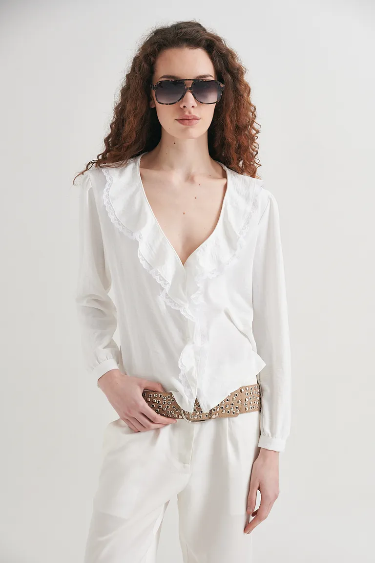 Blusa blanca con volado y puntilla, un diseño delicado y sofisticado de Sweet en Blusas para argentina