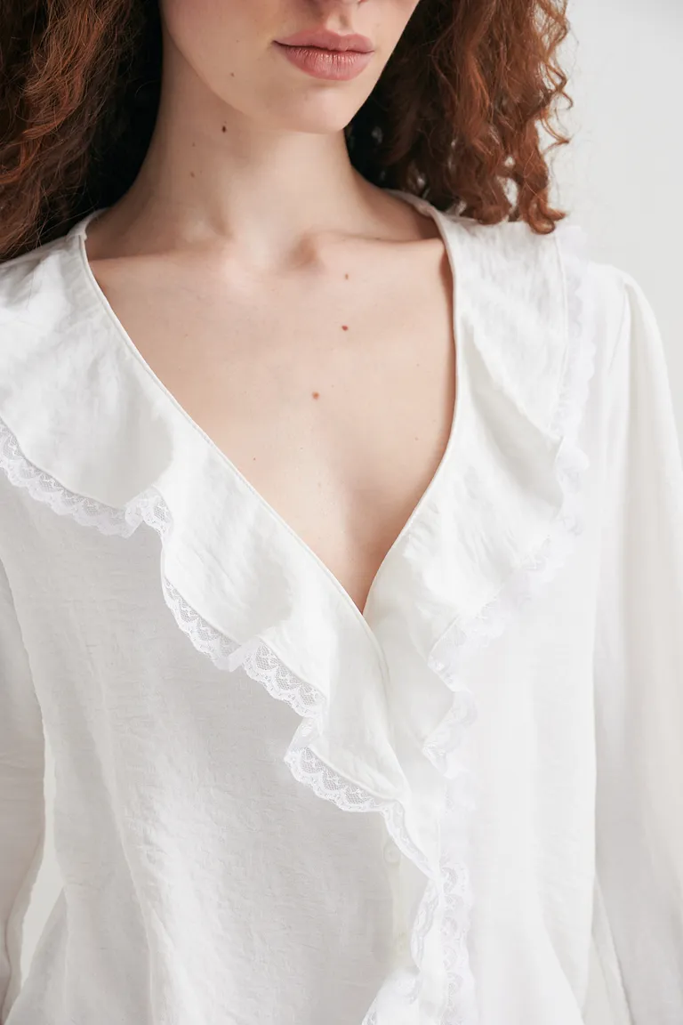 Blusa blanca con volado y puntilla, un diseño delicado y sofisticado de Sweet en Blusas para argentina