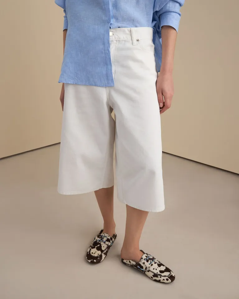 Bermudas de jean blancas con calce oversize y estructura firme de Prüne en Pantalones para argentina