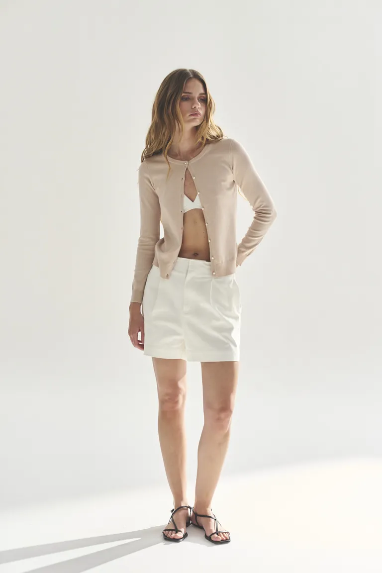 Cardigan de punto de tela suave y corte ajustado para un look sofisticado de Akiabara en Buzos y Sweaters para argentina