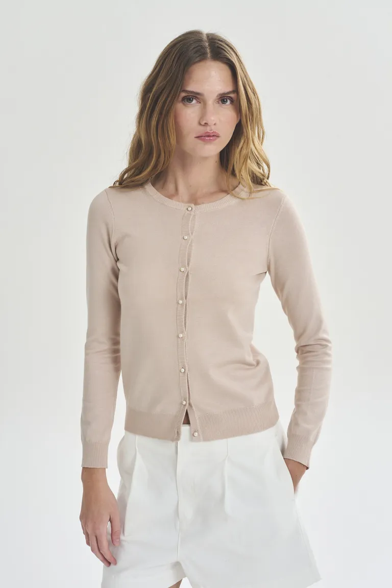 Cardigan de punto de tela suave y corte ajustado para un look sofisticado de Akiabara en Buzos y Sweaters para argentina