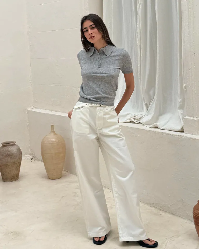 Remera básica y versátil de cuello con botones a tono de Sky en Remeras para argentina