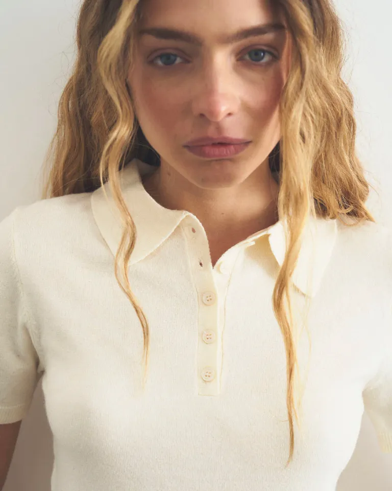 Remera básica y versátil de cuello con botones a tono de Sky en Remeras para argentina