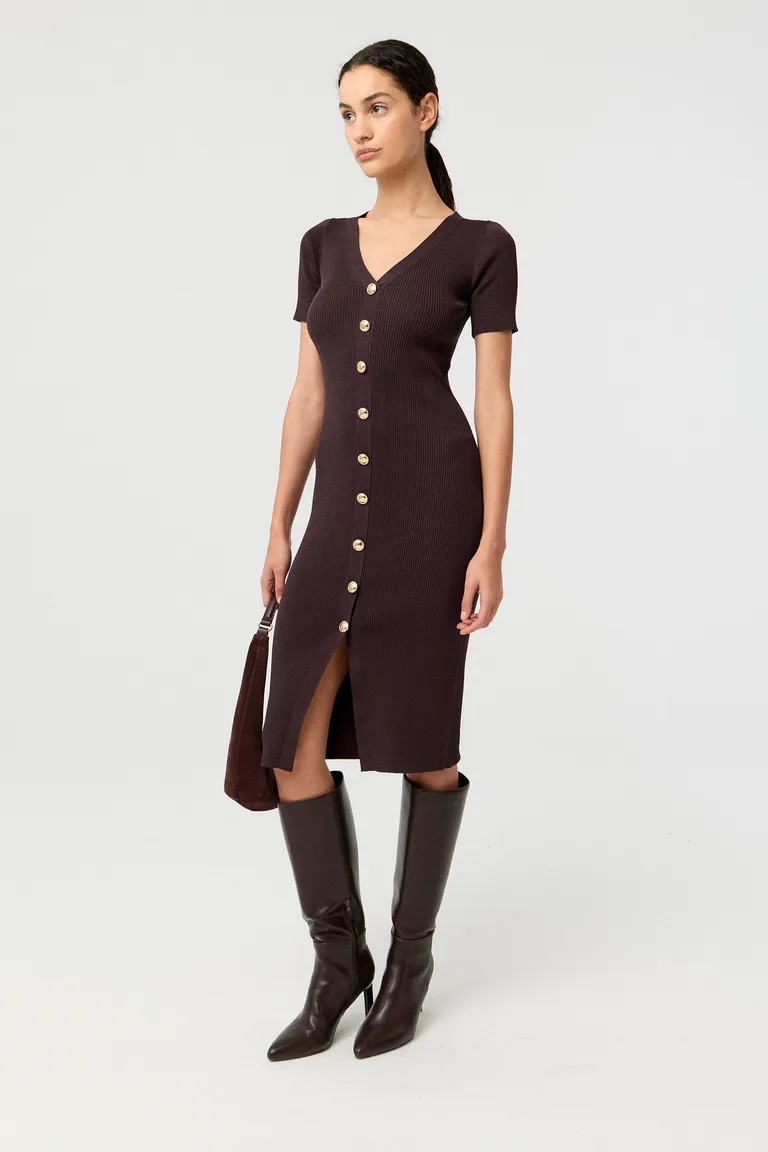 Vestido midi tejido de punto con escote en v y botones frontales de Markova en Vestidos para argentina