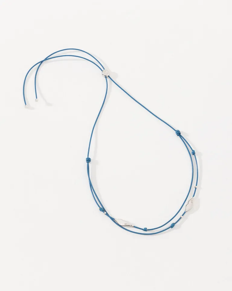 Collar ajustable con dijes decorativos de lápiz labial para un look distintivo de Jazmin Chebar en Bijouterie para argentina