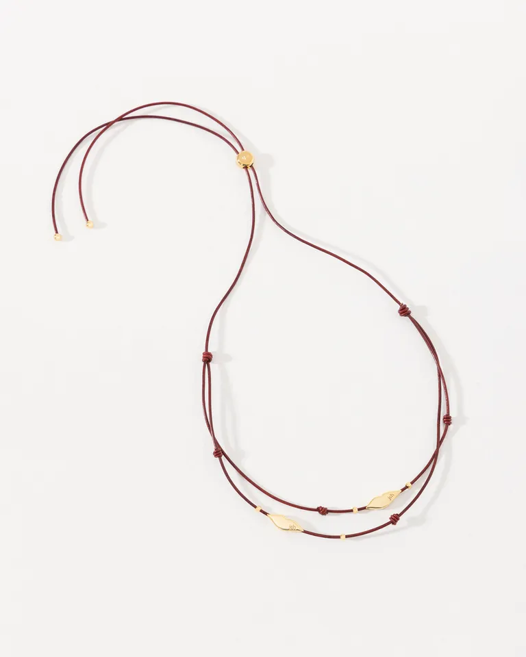 Collar de cuero rojo con dijes lipstick, accesorio único y distintivo de Jazmin Chebar en Bijouterie para argentina