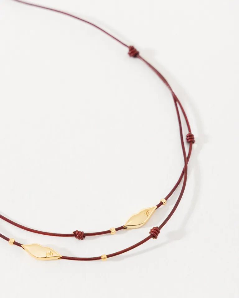 Collar de cuero rojo con dijes lipstick, accesorio único y distintivo de Jazmin Chebar en Bijouterie para argentina