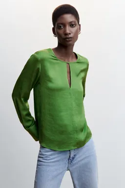 Blusa satinada con abertura de Mango en Blusas para argentina