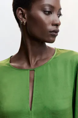 Blusa satinada con abertura de Mango en Blusas para argentina