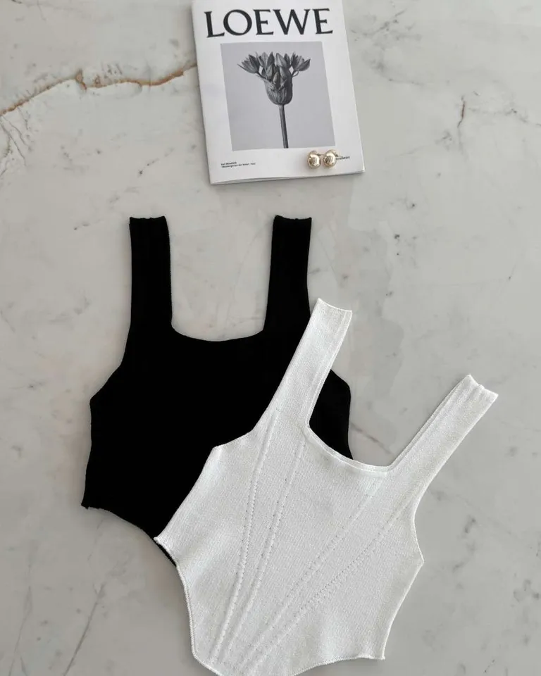 Musculosa de lycra tipo corset en color negro con textura suave y moderna de Hesed en Bodies para argentina