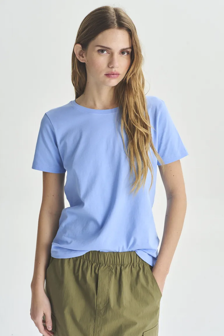 Remera de manga corta en tono azul celeste para mujer de Akiabara en Remeras para argentina