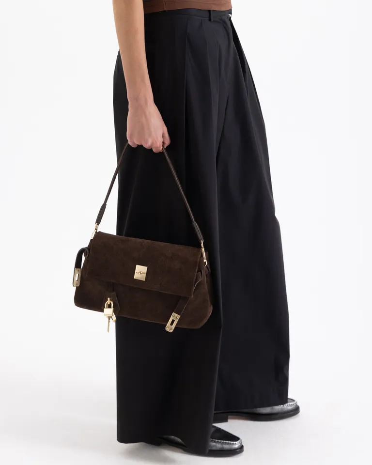 Cartera mediana con cierre metálico de torniquete y detalle de candado decorativo de Jazmin Chebar en Bolsos y Carteras para argentina