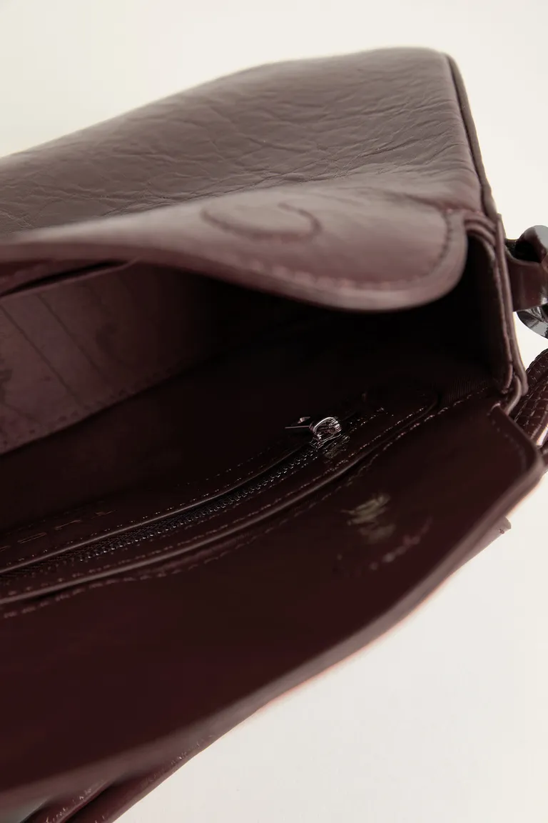 Cartera mediana de cuero ecológico con diseño distintivo y correa ajustable de Tucci en Bolsos y Carteras para argentina