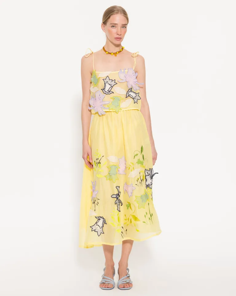 Vestido largo de organza con detalles florales en color amarillo de Jazmin Chebar en Faldas para argentina