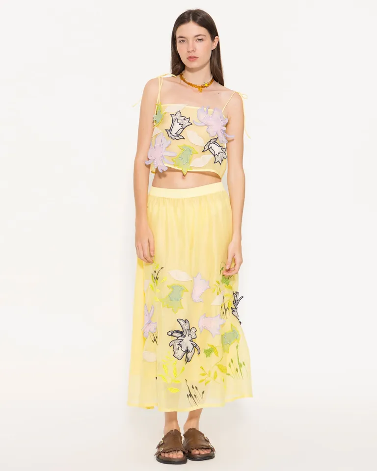 Vestido largo de organza con detalles florales en color amarillo de Jazmin Chebar en Faldas para argentina