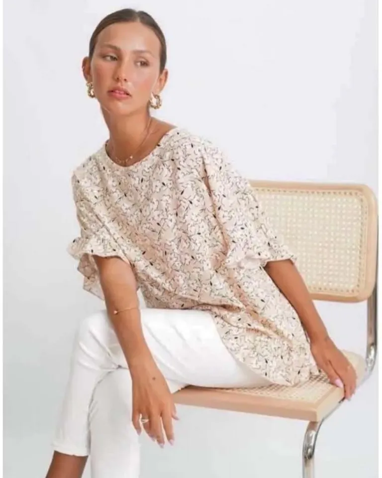 Remera de lino estampada con volados, diseño femenino y elegante de Hesed en Remeras para argentina