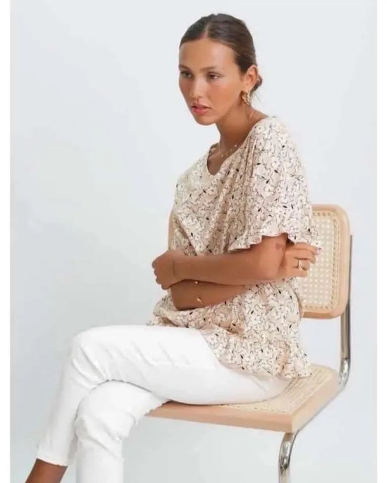 Remera de lino estampada con volados, diseño femenino y elegante de Hesed en Remeras para argentina