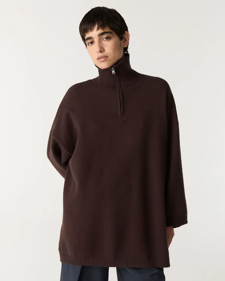 Sweater oversize de cuello alto con cierre metálico frontal y aberturas laterales de Furzai en Buzos y Sweaters para argentina