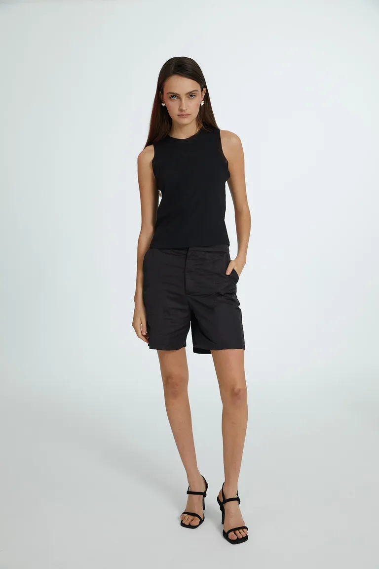 Musculosa negra con detalles de microtul en cuello y sisas de Naíma en Tops para argentina