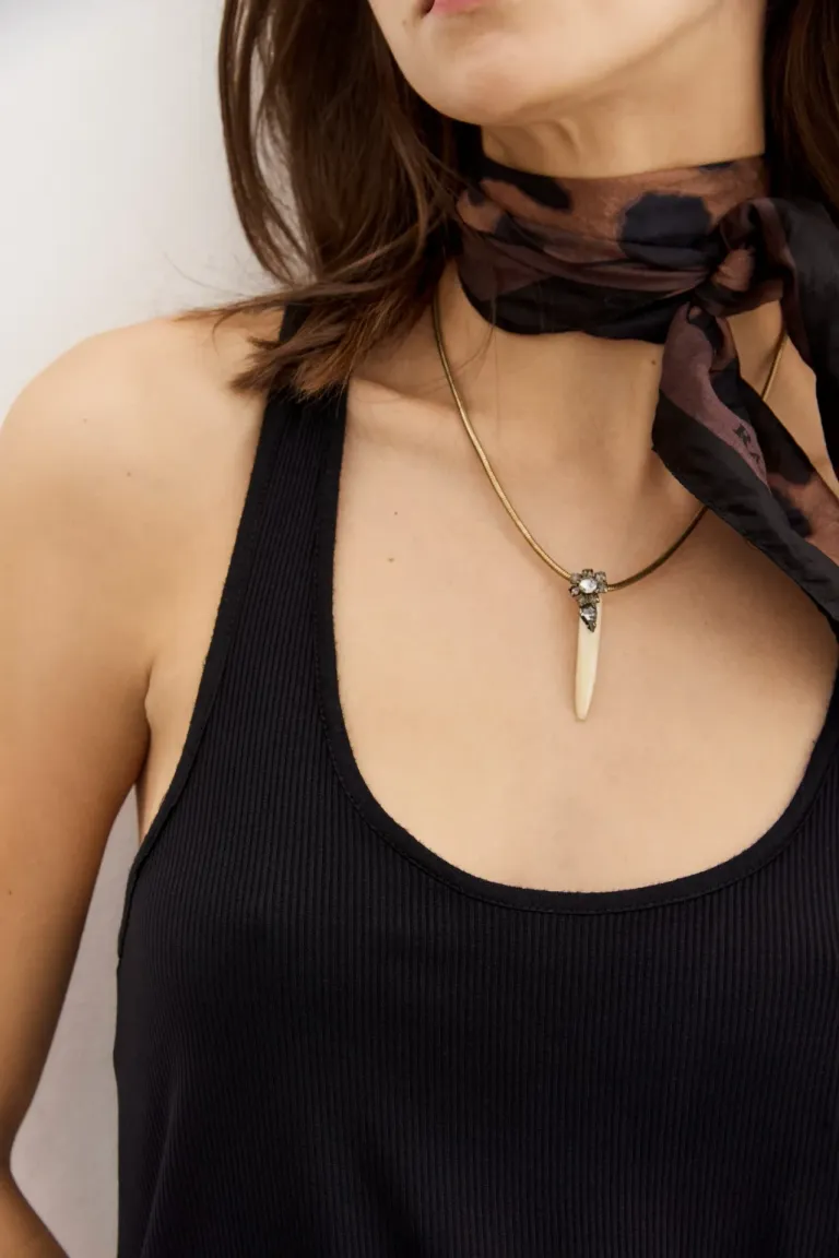 Musculosa de calce ajustado confeccionada en tela morley con escote pronunciado y espalda cavada de Rapsodia en Tops para argentina