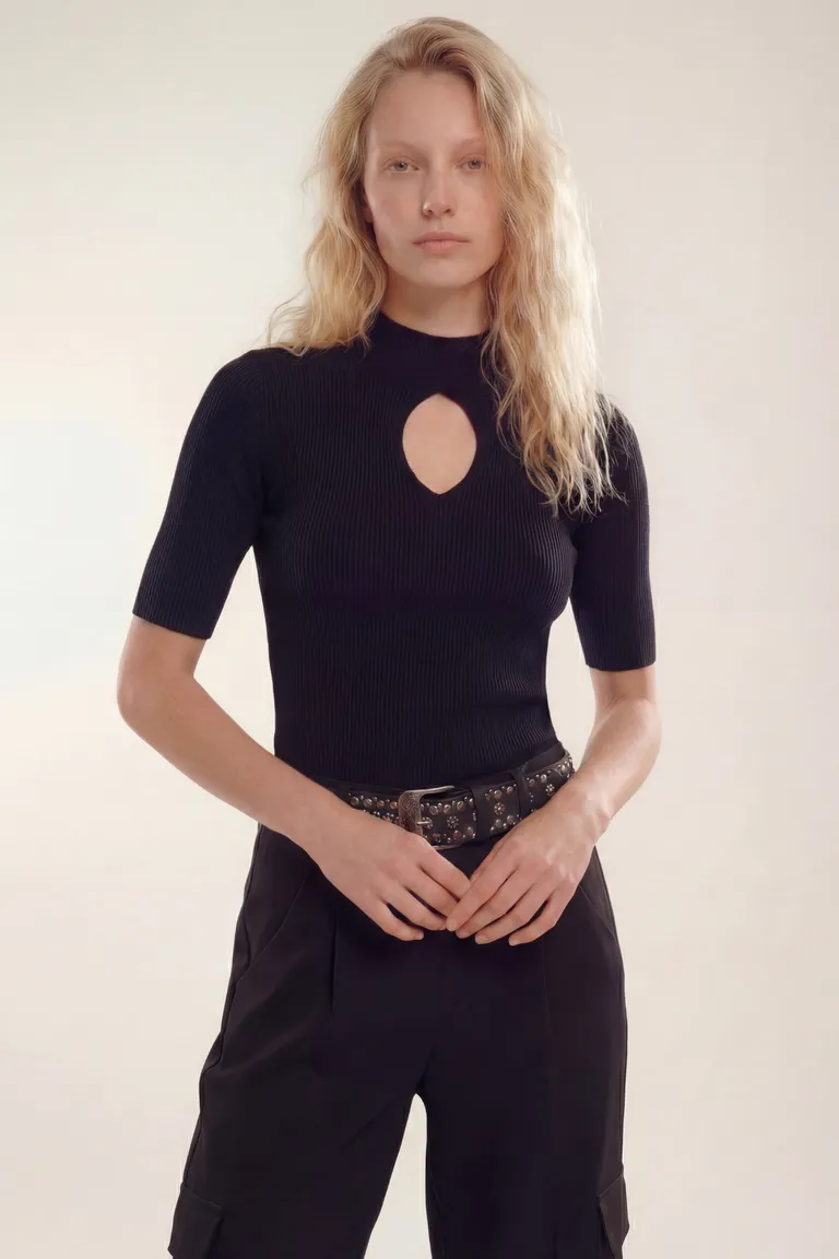 Remera manga corta con cuello alto y abertura frontal de Akiabara en Remeras para argentina