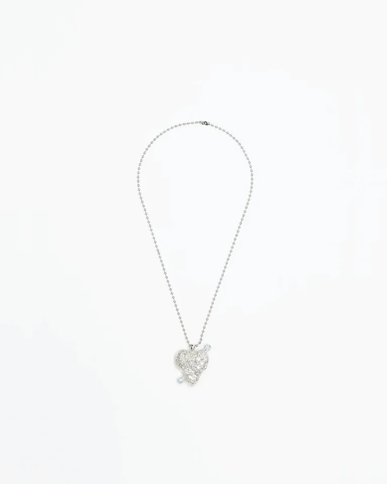 Exclusivo collar artesanal con corazón de alpaca bañado en plata y detalles de zirconia de Ay Not Dead en Bijouterie para argentina