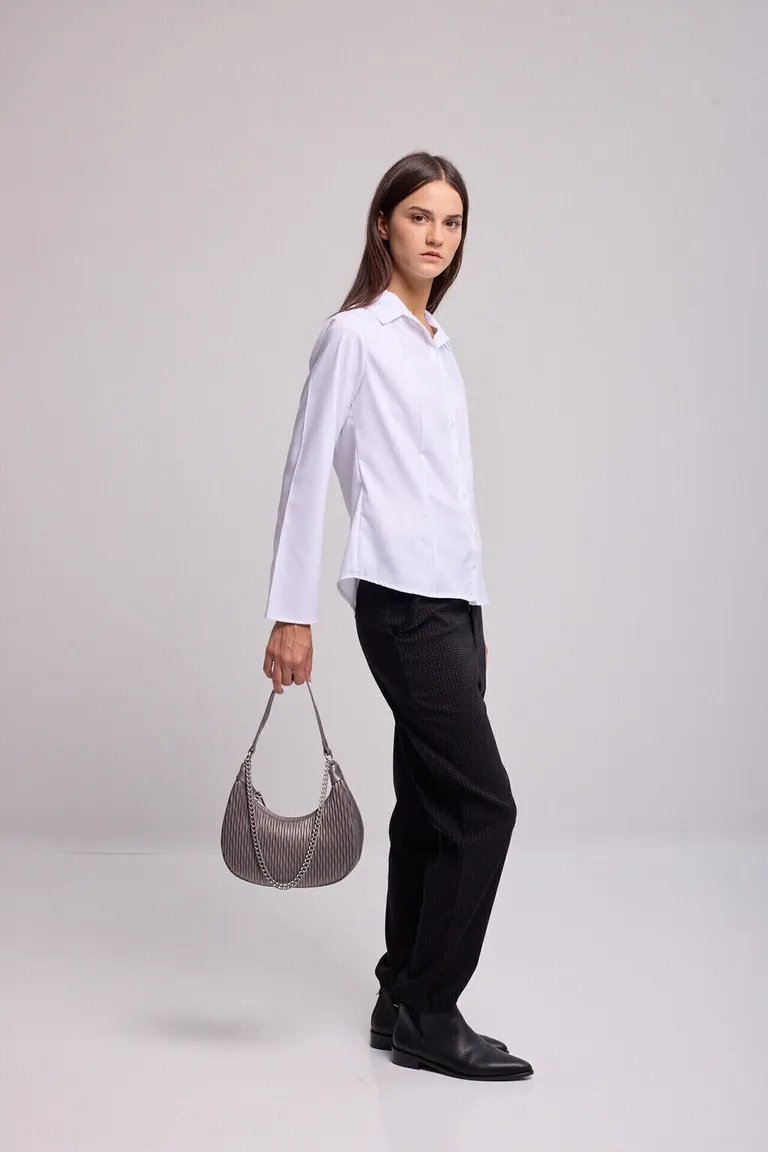 Pantalon tiro alto con bolsillos delanteros y cierre frontal de cremallera con boton metalico de Kill en Pantalones para argentina