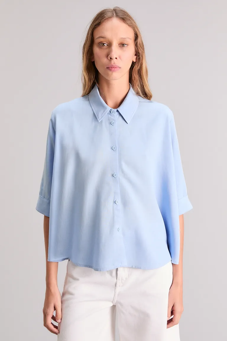 Camisa de corte boxy y manga 3/4 en tejido camisero liviano con lino de Kosiuko en Camisas para argentina