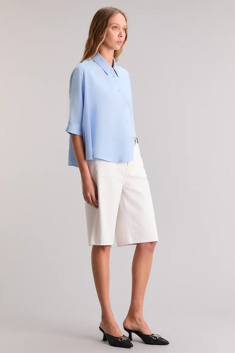Camisa de corte boxy y manga 3/4 en tejido camisero liviano con lino de Kosiuko en Camisas para argentina