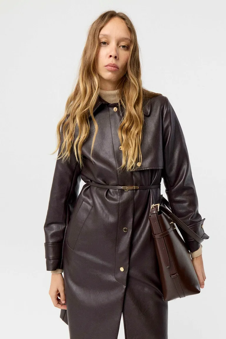 Trench de silueta entallada con acceso de broches metálicos y cinturón ajustable en la cintura de Markova en Tapados para argentina