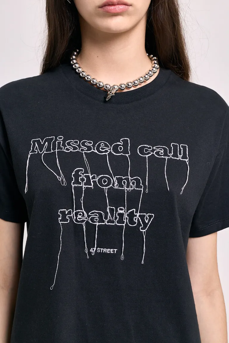Remera de corte clásico con cuello redondo y diseño tipográfico estampado en el frente de 47 Street en Remeras para argentina