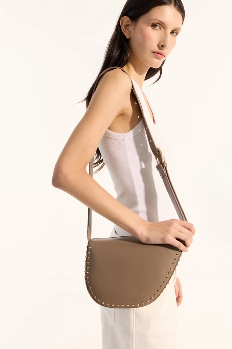 Cartera mediana de material sintético con detalles de tachuelas de Portsaid en Bolsos y Carteras para argentina