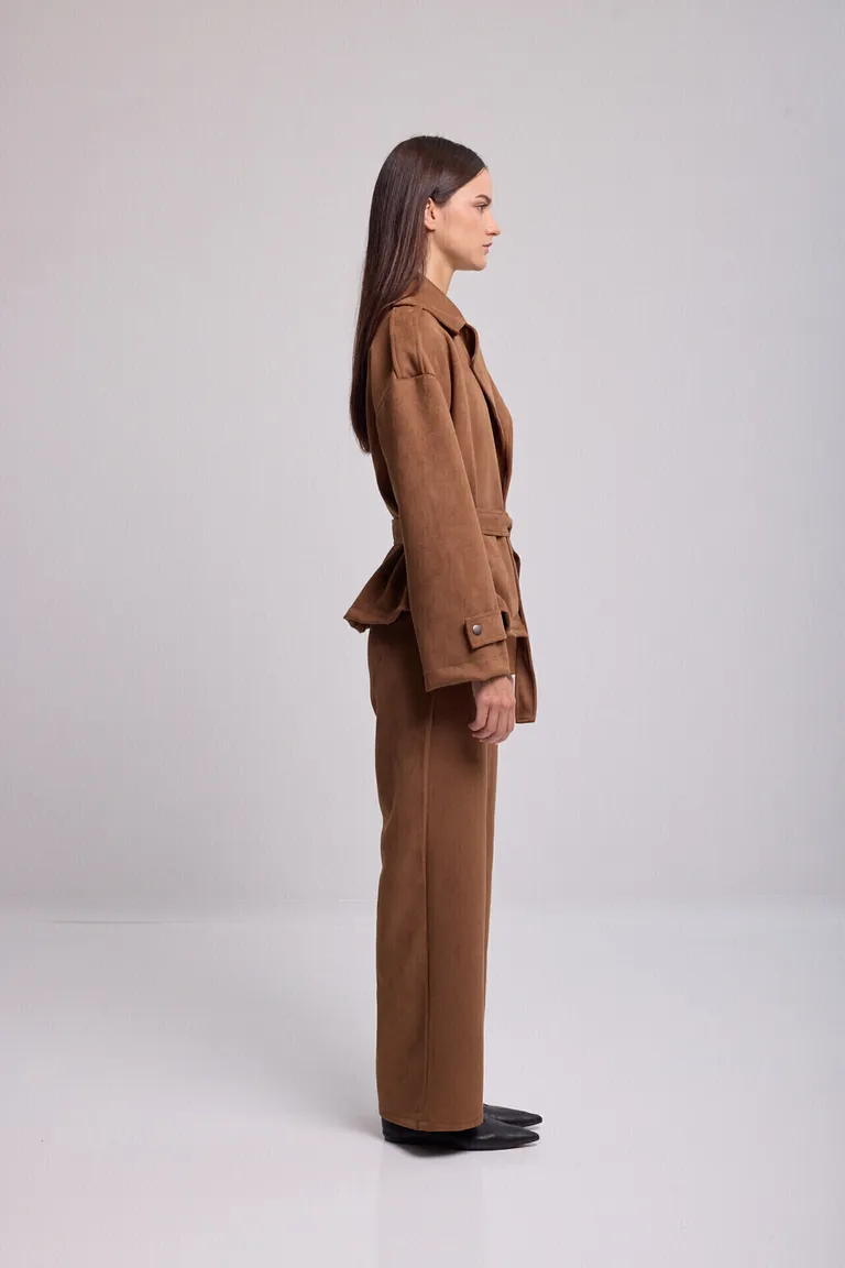 Chaqueta corta tipo trench con solapas amplias y calce cuadrado estructurado de Kill en Chaquetas para argentina